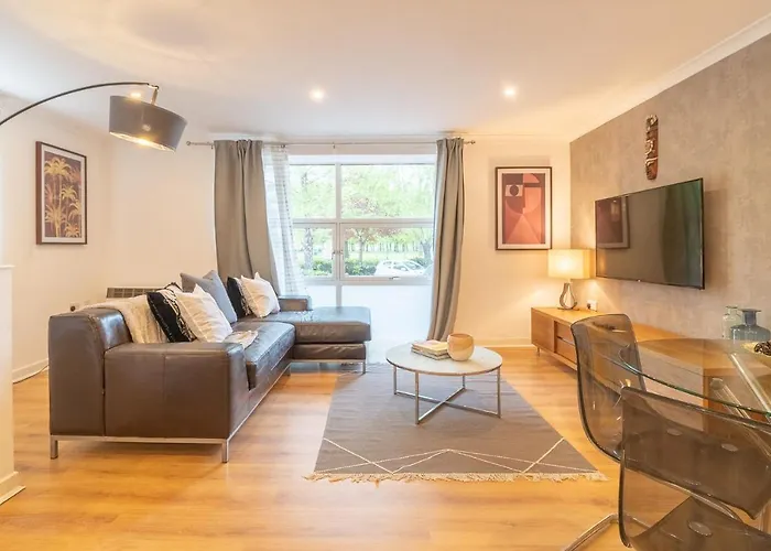 Merchant City Glasgow Green Apartment With Parking